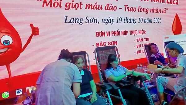 Cán bộ, công chức và nhân dân xã Tân Tri tham gia Ngày hội hiến máu tình nguyện tỉnh Lạng Sơn năm 2025