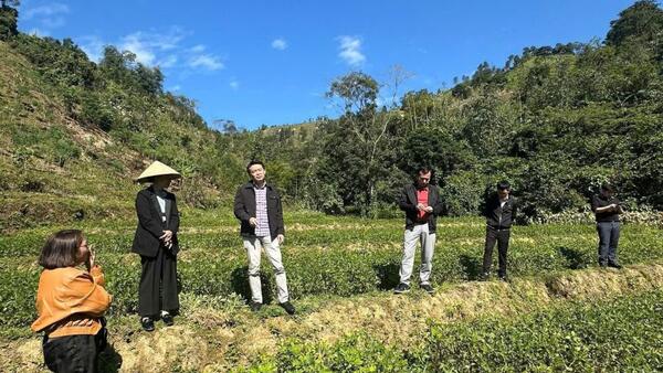 ĐỒNG CHÍ NGUYỄN QUANG HUY, ỦY VIÊN BAN CHẤP HÀNH ĐẢNG BỘ TỈNH, GIÁM ĐỐC SỞ KHOA HỌC VÀ CÔNG NGHỆ THĂM MÔ HÌNH LẠC ĐỎ VÀ TRAO TẶNG 10 MÁY TÍNH CHO CÁC THÔN TRÊN ĐỊA BÀN XÃ TÂN TRI