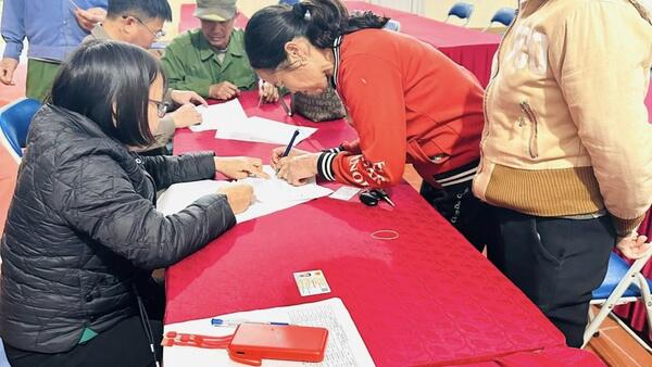 UBND XÃ TÂN TRI TỔ CHỨC CHI TRẢ KINH PHÍ HỖ TRỢ THIỆT HẠI CÂY TRỒNG DO ẢNH HƯỞNG CƠN BÃO SỐ 11 NĂM 2025