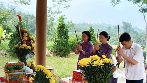 DÂNG HOA, DÂNG HƯƠNG TẠI NHÀ BIA TƯỞNG NIỆM MẸ VIỆT NAM ANH HÙNG, CÁC LIỆT SĨ XÃ TÂN TRI