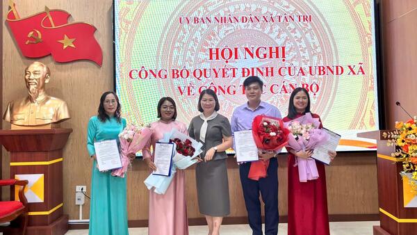 UBND XÃ TÂN TRI CÔNG BỐ QUYẾT ĐỊNH VỀ CÔNG TÁC CÁN BỘ