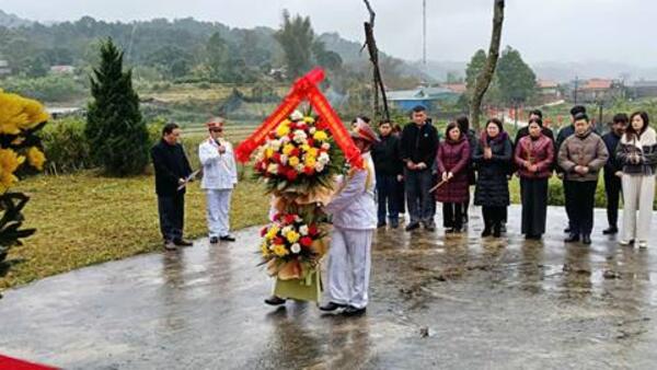 LÃNH ĐẠO XÃ TÂN TRI DÂNG HOA, DÂNG HƯƠNG TẠI NHÀ BIA LIỆT SĨ THÔN NGỌC LÂU