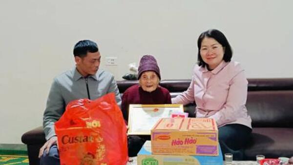 LÃNH ĐẠO UBND XÃ TÂN TRI THĂM, CHÚC THỌ NGƯỜI CAO TUỔI VÀ TRAO HỖ TRỢ XÓA NHÀ TẠM DỊP ĐẦU XUÂN 2026