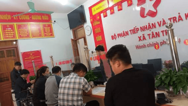 TRUNG TÂM PHỤC VỤ HÀNH CHÍNH CÔNG XÃ TÂN TRI TĂNG CƯỜNG GIẢI QUYẾT THỦ TỤC HÀNH CHÍNH, ĐỒNG THỜI HƯỚNG DẪN NGƯỜI DÂN SỬ DỤNG ỨNG DỤNG VNeID
