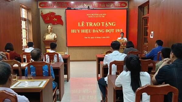 ĐẢNG ỦY XÃ TÂN TRI  TRAO HUY HIỆU ĐẢNG ĐỢT 19/5/2026