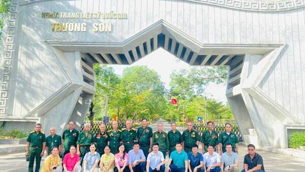 ĐOÀN ĐẠI BIỂU NGƯỜI CÓ CÔNG VỚI CÁCH MẠNG XÃ TÂN TRI “THĂM LẠI CHIẾN TRƯỜNG XƯA” TẠI CÁC TỈNH MIỀN TRUNG
