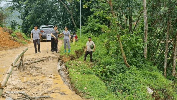 Lãnh đạo xã Tân Tri kiểm tra các điểm sạt lở trên địa bàn thôn Bản Khuông